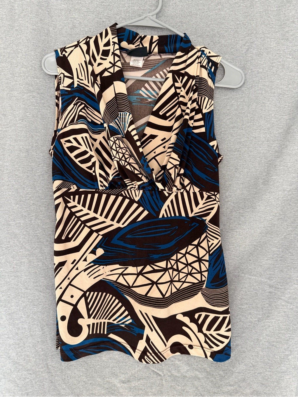 Sleeveless V-Neck Print Top in Beige, Black & Blue